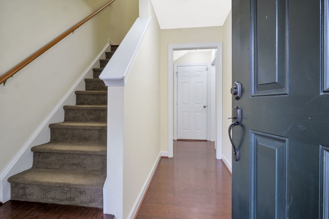 Front entrance - Townhouse in New Town