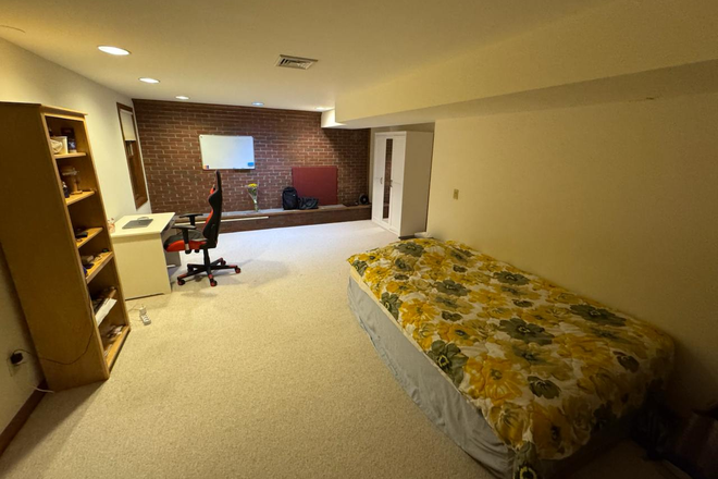 Bedroom - Spacious room in Downtown Amherst