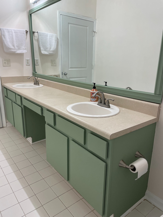 Private en-suite bathroom - Furnished primary suite in a vibrant condo with direct beltline access