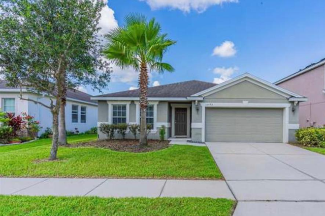 Front Yard - Housing Close to UCF