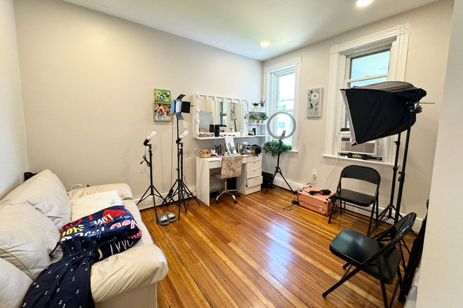 Call NOW for showings! 617-236-8550 - GOVE ST - LRG MODERN 3BR IN JEFFRIES PNT FOR *9/1/2026* W/ LNDRY IN BLDNG, EIK, DW, NEAR EQUA BDRMS Apartments