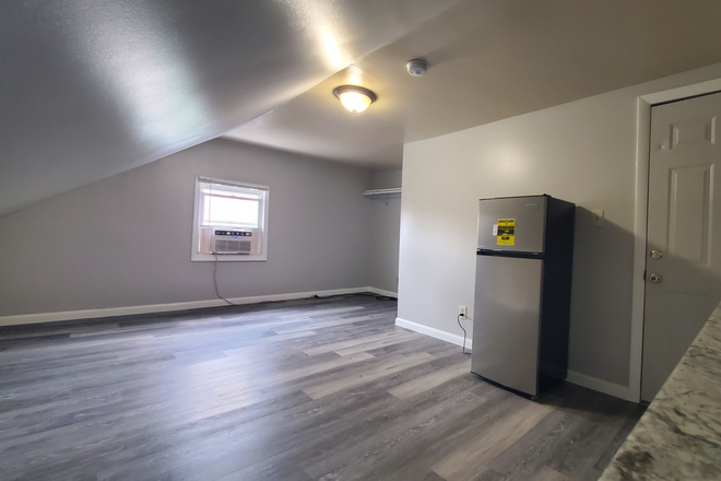 Bedroom - Spacious 3rd-Floor Studio-Style Room with Private Kitchenette & All Utilities Included Apartments
