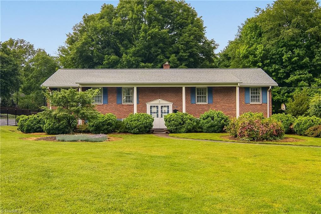 House Front - Spacious Home Close to Everything