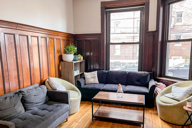 living room - SPACIOUS 4-BED/2-BATH -- 2 LEVELS near BABCOCK T-STOP, BIG BEDROOMS, GONE SOON! Apartments