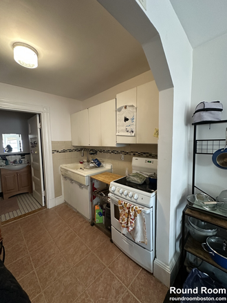 kitchen - Bright 1-bedroom unit in Kenmore! Avail.  6/1/25 Apartments