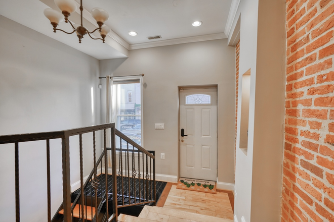Front Door - Pigtown Room for Rent, Close to UMB Townhome