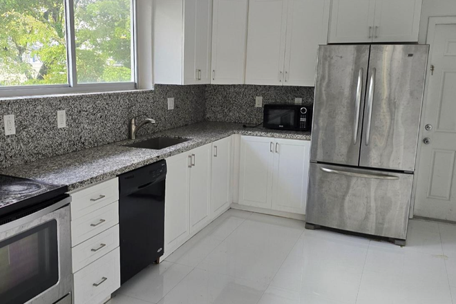 Kitchen - UNIVERSITY OF MIAMI CAMPUS 7 BEDROOM 4 BATHROOM RENTAL House