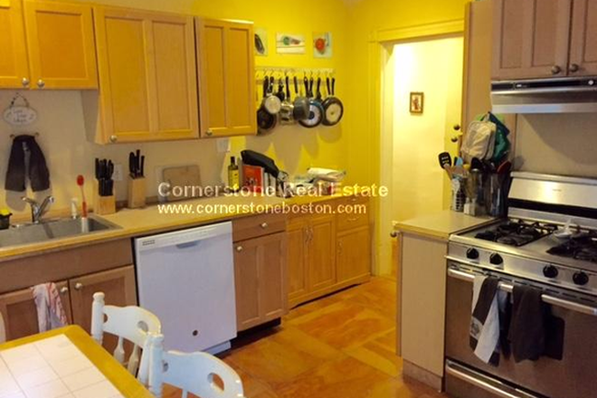 Kitchen image 1 - Room for Rent in Shared Apartment - Great Price For Central 4 Bed, Large Kitchen, Private Deck