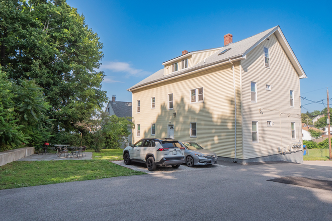 Exterior - Large 2 bedroom, 1 bathroom Apartment with In Unit Washer & Dryer!
