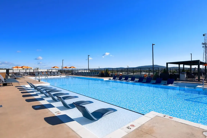 Rooftop Pool - Yugo Crestline Charlottesville