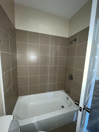 #19 - studio w/ full tub/shower combo - Studio, 1 & 2 Bedrooms – Comfort and Space You’ll Love Coming Home To