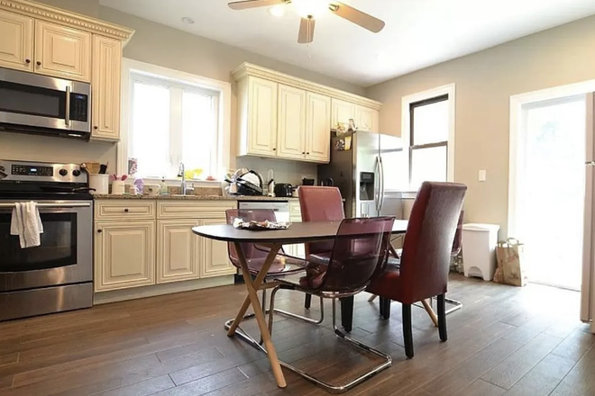 Kitchen - ROOMS FOR RENT! Available 9/1/25 - 6BD/3BA - Single Family Home in Oak Square!