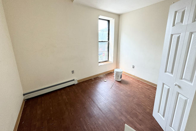 Bedroom - ROOM RENTAL - 3 Bedroom Apartment Duplex on Ruggles St