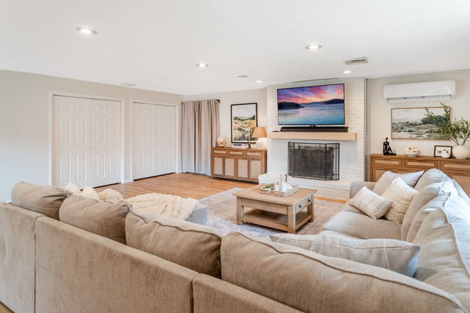 Living Room - Beautifully, Fully Furnished 3/2 Home 4.2 miles from Purdue