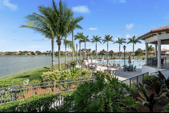 Pool area - Efficiency in Private Luxury Community House