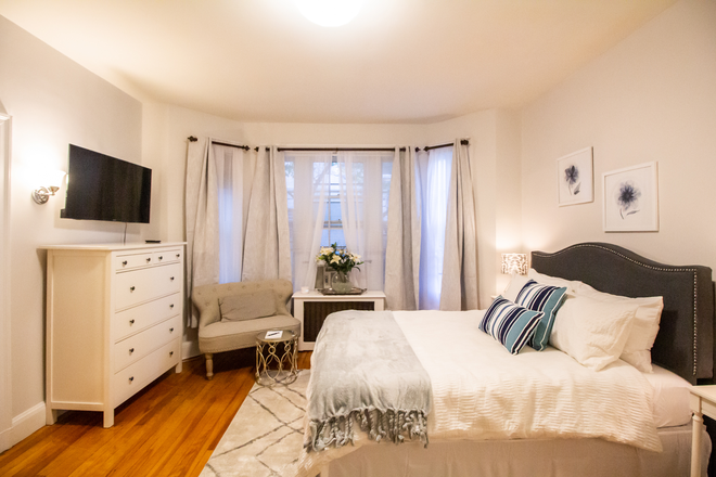 Bed - BEA1253A3 Furnished First-Floor Studio in Coolidge Corner Apartments