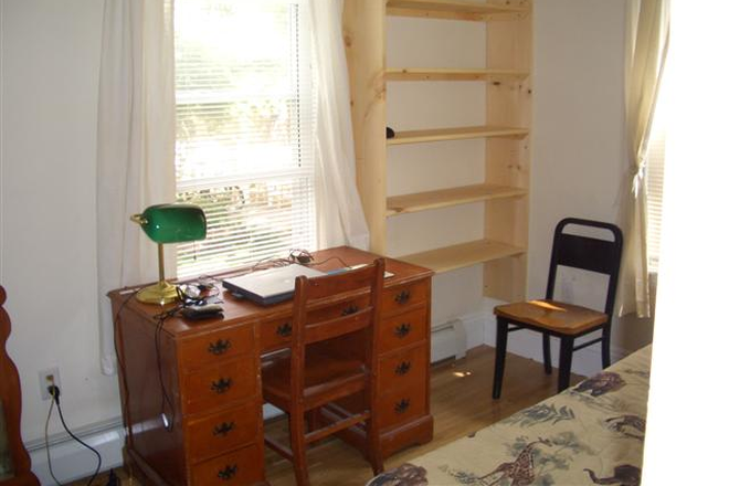 bedroom - 223-225 Charles St post-doc/MIT/Harvard/MGH student house