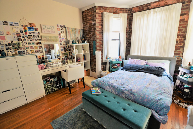 Bedroom - Front facing 3 bedroom (no living room) on Hemenway St! Avail 9/1