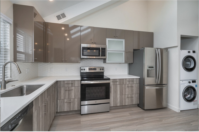 Laundry - Spring 2026 Sublease on the Hill - 2 min from campus