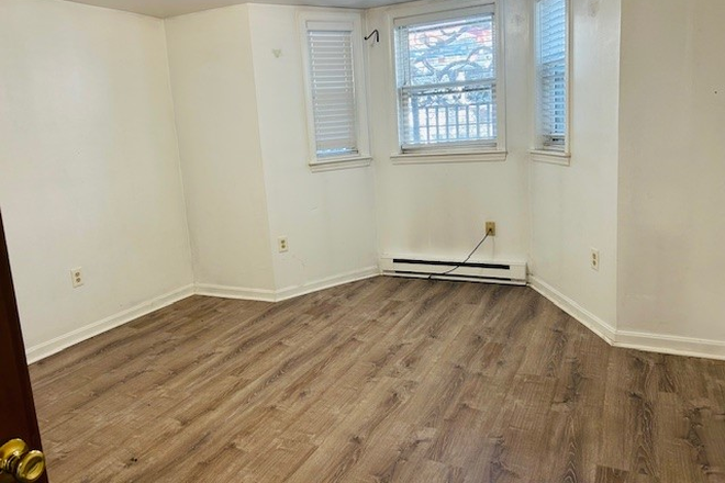 living - Fantastic location! renovated 2 level, shard yar in heart of Central sq