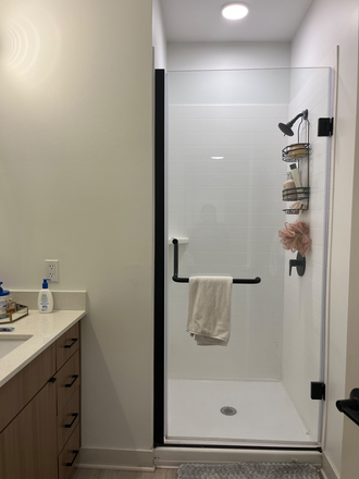 attached bathroom - VERVE SUMMER SUBLEASE - 5 min walk to campus Apartments