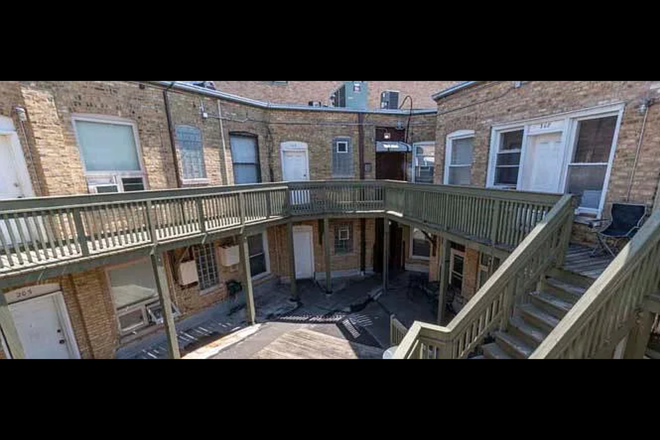 Back Patio - Sheffiled/Lincoln/Wrightwood Area Apartments
