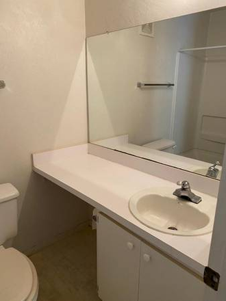Bathroom - Pleasant View Apartment, close to UF