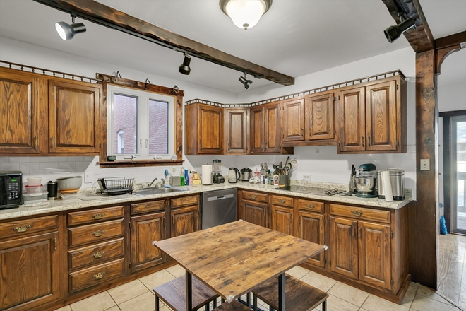 LIVING - BEAUTIFUL 4 BED WITH LAUNDRY IN UNIT!