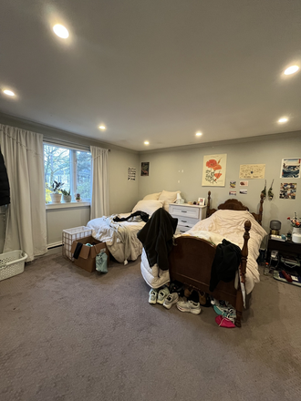 Bedroom - **SUMMER SUBLET Large Bedroom w/ Large Full Bathroom -- Chestnut Hill Close to BC Campus