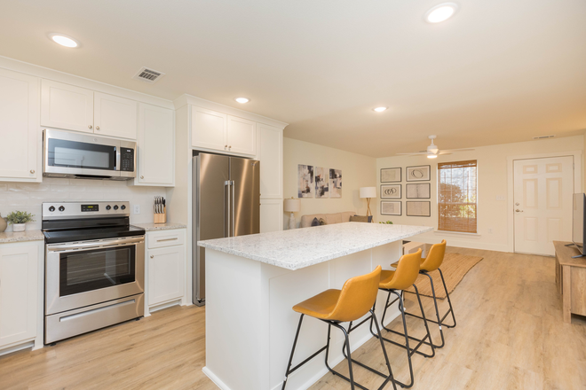 Kitchen - FULLY FURNISHED & Newly Renovated 2BR/2.5BA Townhouse Near Hospitals, Fran U, LSU and Interstate