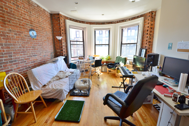 Livingroom - Front Facing One Bedroom in Back Bay walk to campus great view move in 9/1