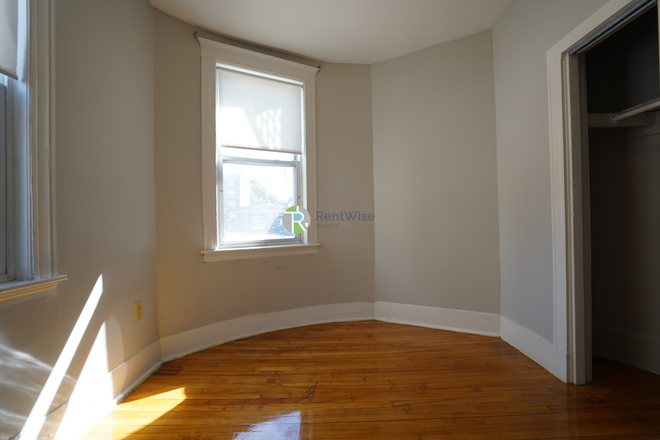1 - NOW 2025-Fantastic Comm Ave 1 bed, H/HW inc, Cat ok. No Broker Fee! Apartments
