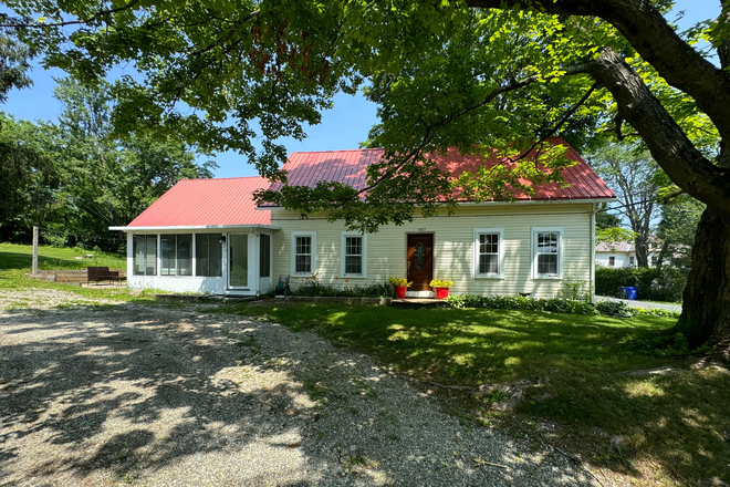 Front Entrance - 1427 S East Street Amherst (3bed,1bath)