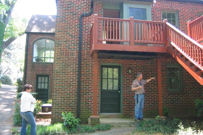Private entrance - Private 1-Br. Apt. w/Large Rooms