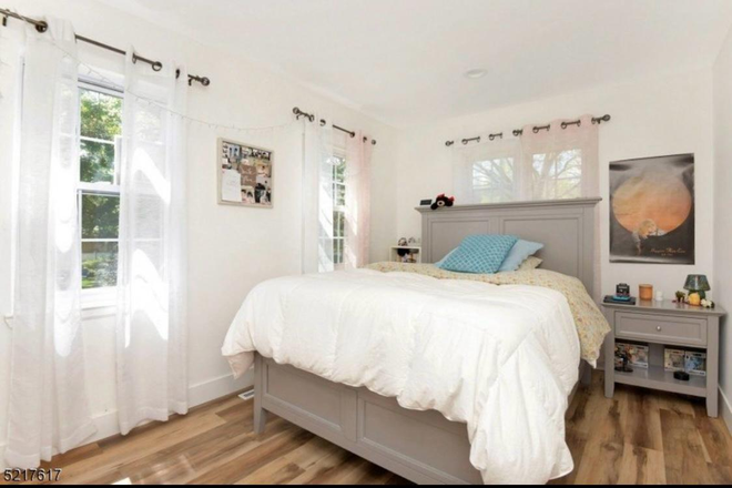 Bedroom - Furnished room-Kingsway Commons-Princeton