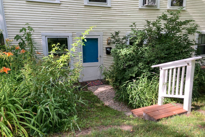 private entrance to apartment - Cozy, convenient, furnished – 1 mile to Umass and on bus route Duplex