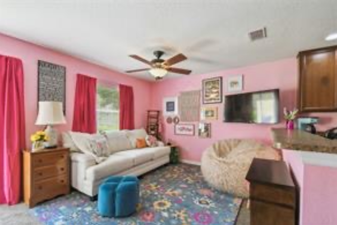 Living area - Immaculate room with en-suite bathroom 3 minutes from campus Condo