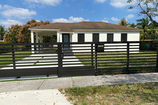 5805 S.W. 46TH TERRACE - REMODELED 3 BEDROOMS ONE BATH LARGE YARD House