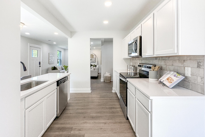 Fronthouse kitchen - 1 mile-just across the Ashley River House