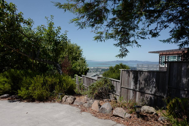 Garden - Fully furnished room in El Cerrito Hills with an golf course view