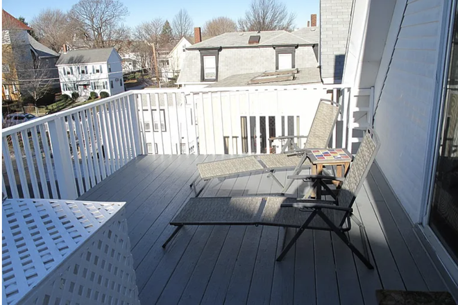 Private back deck - Ball Sq 1 Bedroom - Short walk to Tufts and Davis Sq Triplex