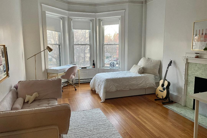 STUDIO - SPACIOUS BROOKLINE STUDIO APARTMENT AT 1077 BEACON STREET AVAILABLE 9/1/2025