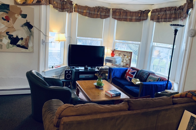 Living room - Room available in lived-in apartment -- great downtown location