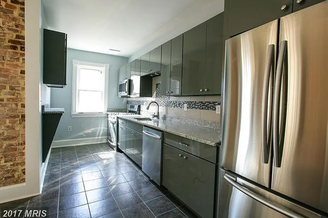 Kitchen - Room in 6-bedroom house close to JHMI stop