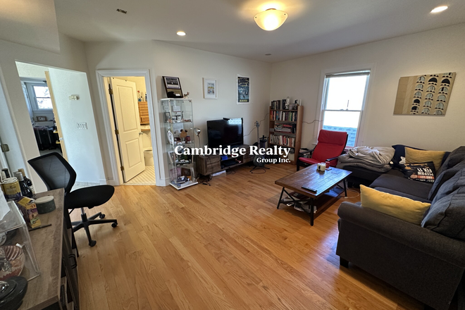 Living Room - 3 Bedroom, 2 Bath Condo Quality Unit w/ Easy Access to Harvard Law School and More!