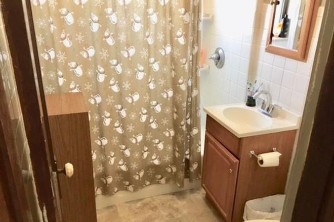 bath room - 4Bed Apartments Unit, rent $4300