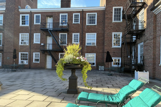Courtyard, common use - Unfurnished studio-Nassau St-Princeton Apartments