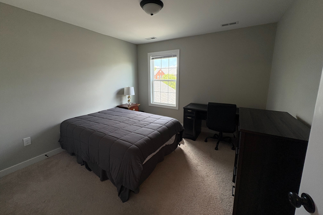 Bedroom - Room for rent in New Town, close to campus and stores
