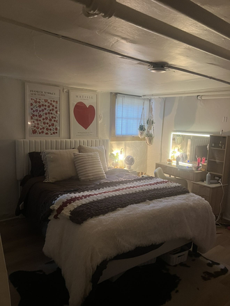 Good sized room - Move in, Great Hill location!! 10th St Sublease 2026 SPRING SEMESTER House