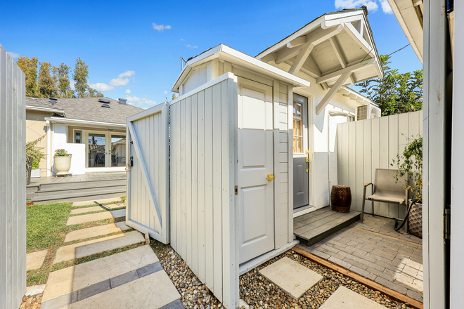 Private Entrance and patio - Private Entrance Furnished Studio Cottage in Pasadena – Utilities & Wi-Fi Included Apartments